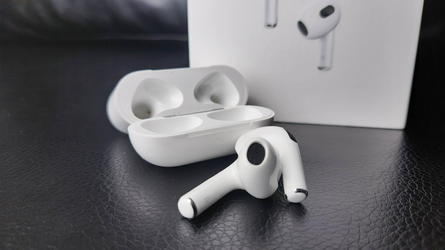 AirPods: Беспроводные наушники Apple для непревзойденного звука и свободы  движения